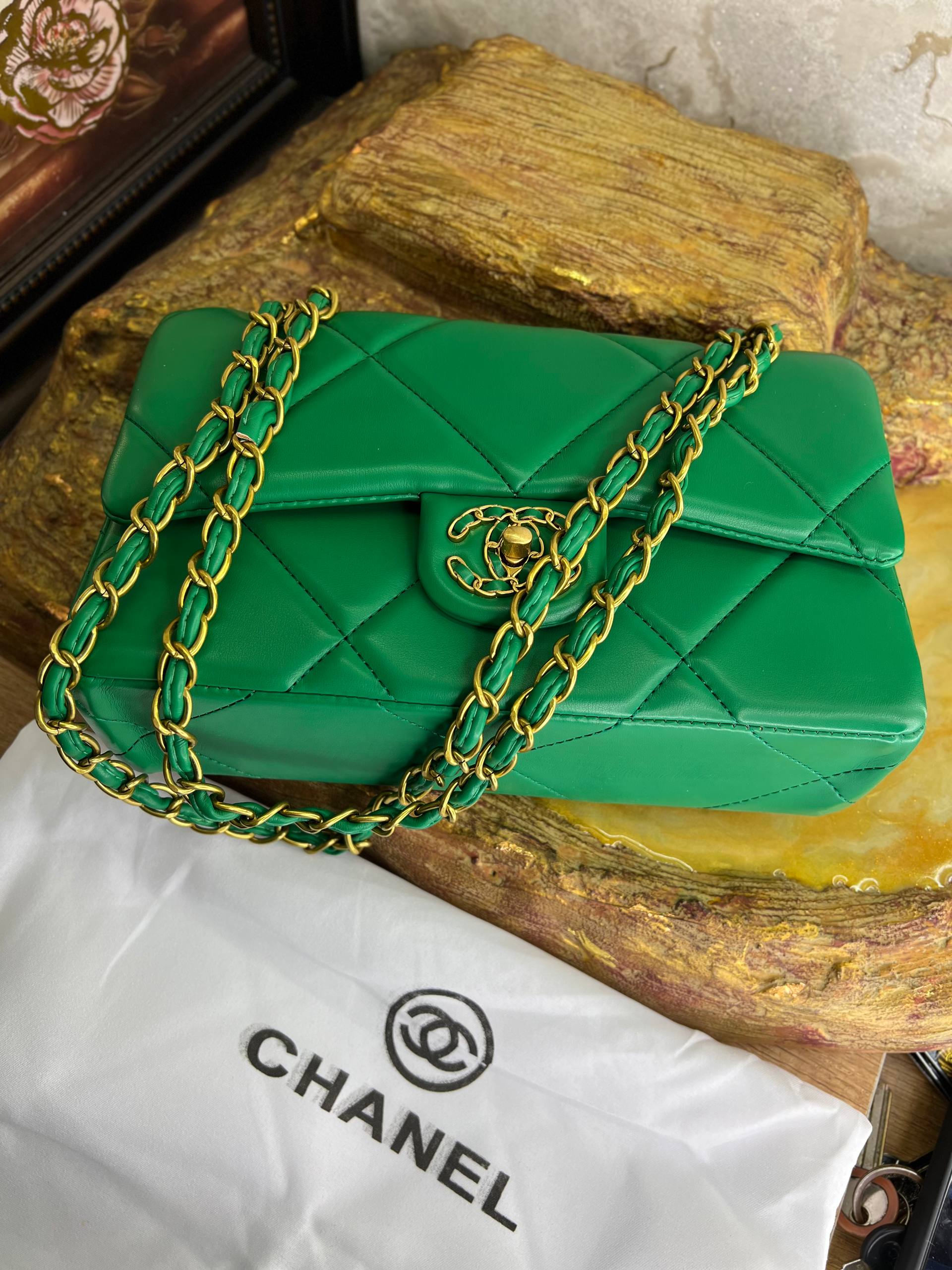 CHANEL 19 FLAP BAG – CUIR MATELASSÉ
