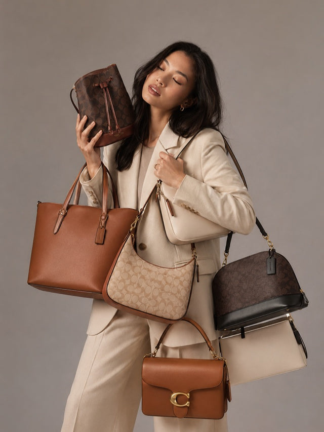 Sélection de sacs Coach portés en studio