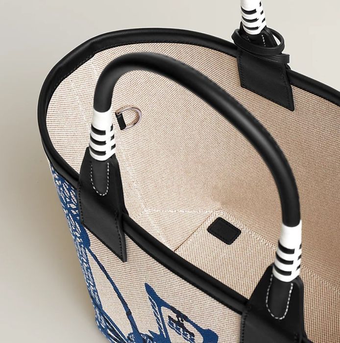 HERMÈS Sac cabas en toile imprimée avec poignées