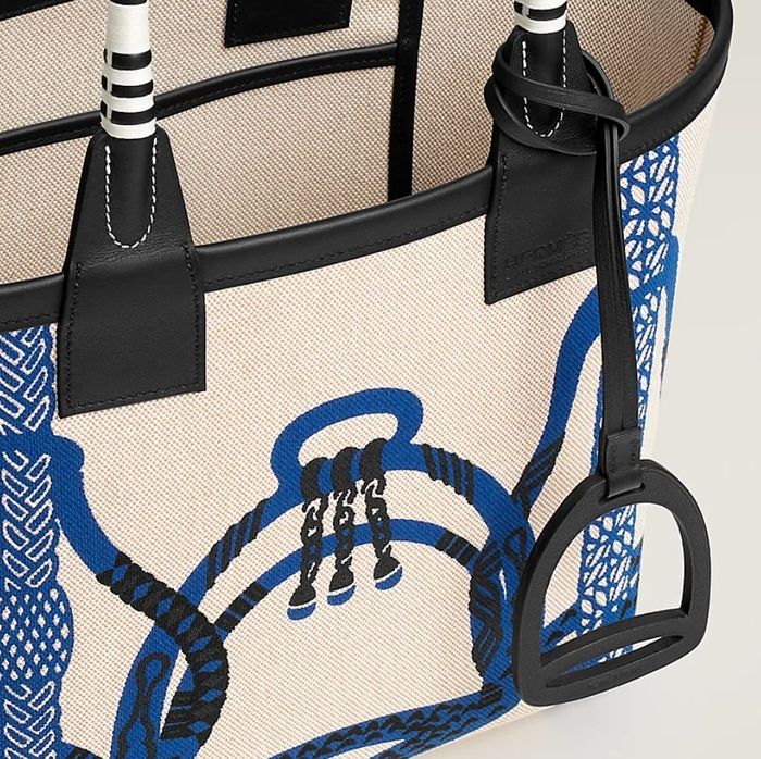HERMÈS Sac cabas en toile imprimée avec poignées